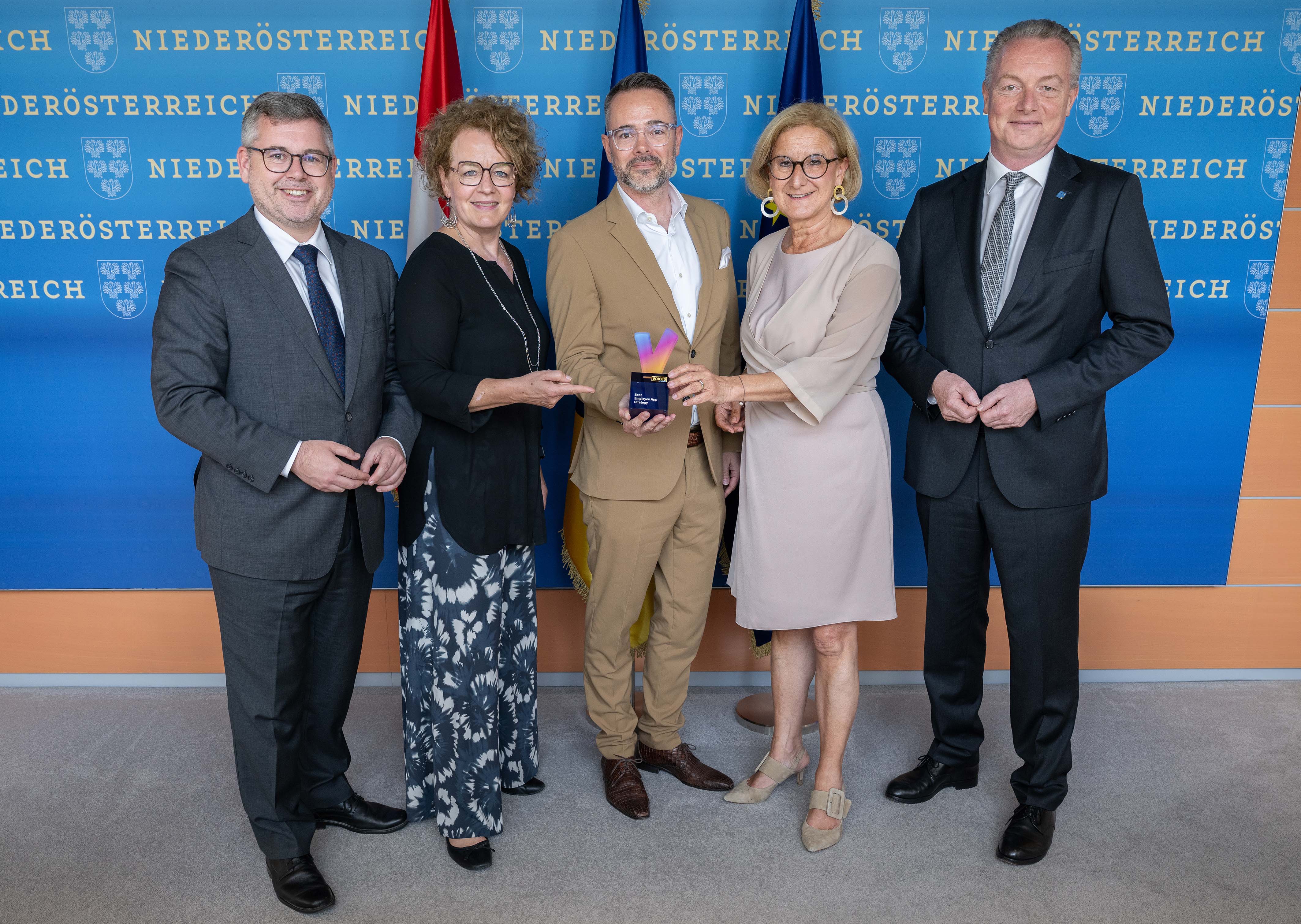 Landesspitze und LGA-Vorstand Dafert mit Kommunikationschef Hofer und Voices-Award