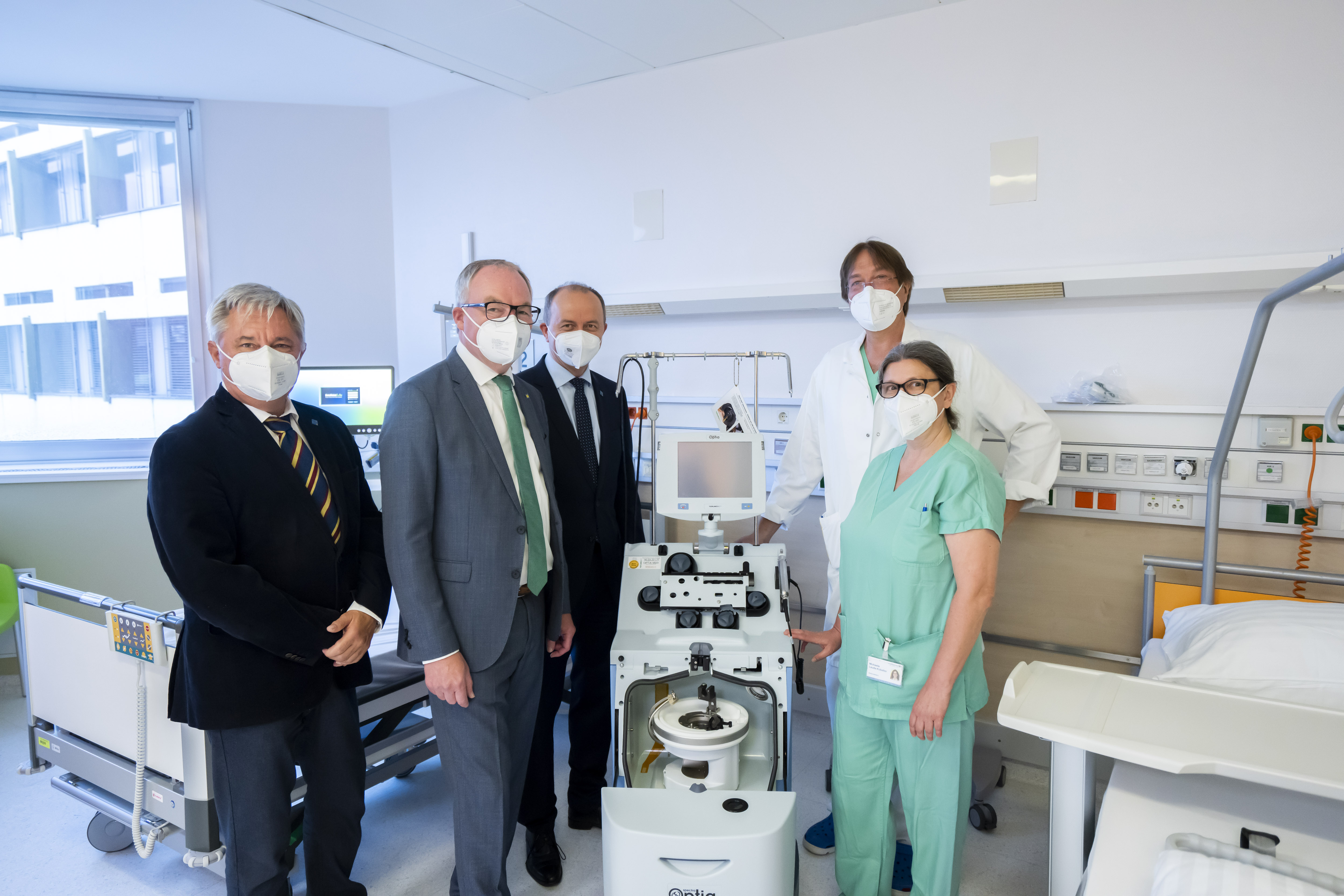 LGA-Vorstand, Direktor und LH-Stellvertreter besichtigen neue Akut-Dialysestation